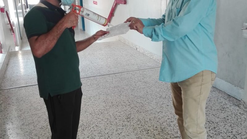 تركيب لوحات الإرشادات الخاصة بفيروس كورونا