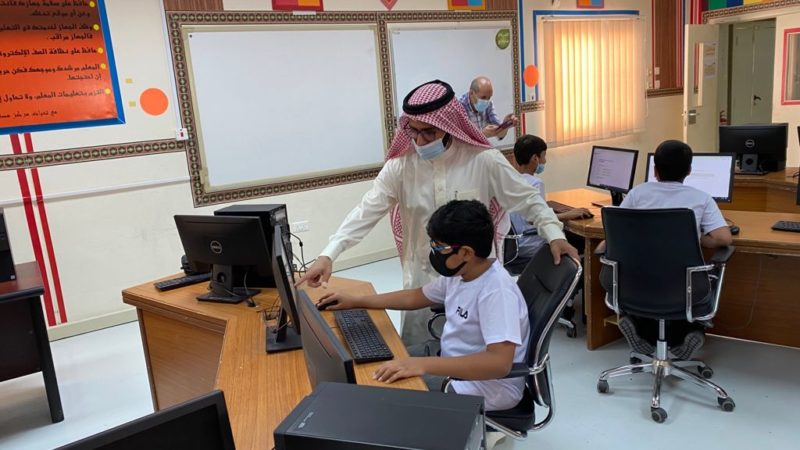 تقديم الدعم الفني والتقني للطلبة في الوقفات التقويمية