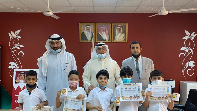 الأستاذ أيمن عياد يكرم الطلبة المتميزين في حصص اللغة الانجليزية