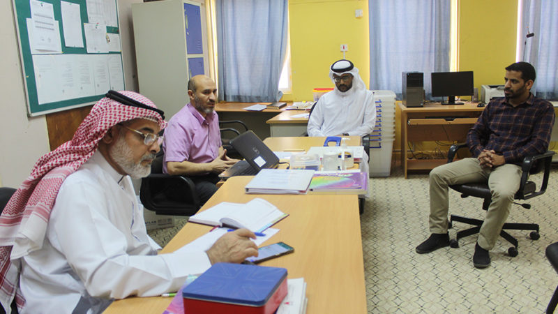 مدير المدرسة يشارك في اجتماع قسم الرياضيات
