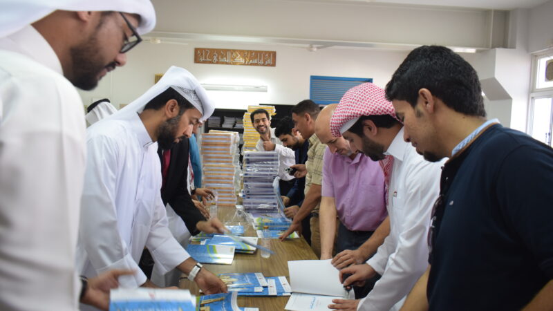 بدء عمليات فرز وتجهيز الكتب الدراسية بمدرسة الفارابي الابتدائية للبنين