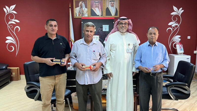 إدارة المدرسة تقدم إهداءً تذكارياً لمعلمي المدرسة بمناسبة يوم المعلم العالمي