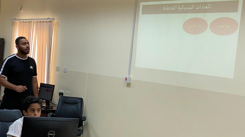 المكتب الرياضي يقدم محاضرة بعنوان “العادات السبع”