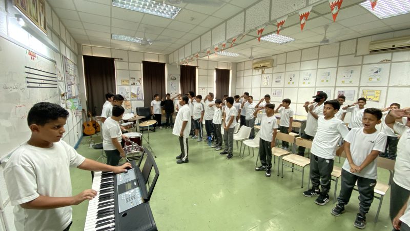 تدريب طلبة الفرقة الموسيقية على عزف السلام الملكي